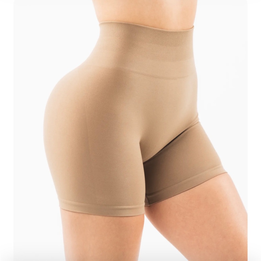 NWT ALPHALETE AMPLIFY 4.5” SHORTS - CHAI (M)